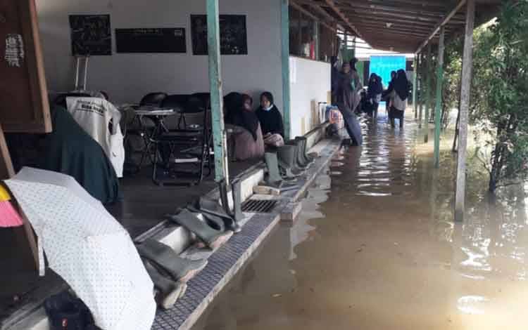 Tetap Semangat Belajar Meski Dikepung Banjir