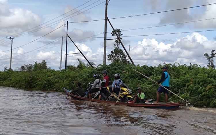 Banjir di salah satu wilayah Kalteng akibatkan pengguna jalan harus menyewa perahu untuk membantu mobilitas