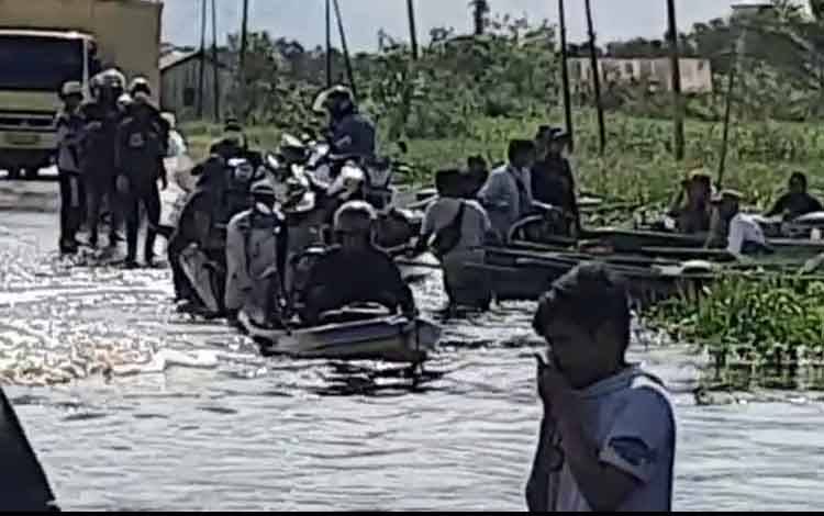 Jalan Banjir Membawa Berkah Bagi Penarik Getek