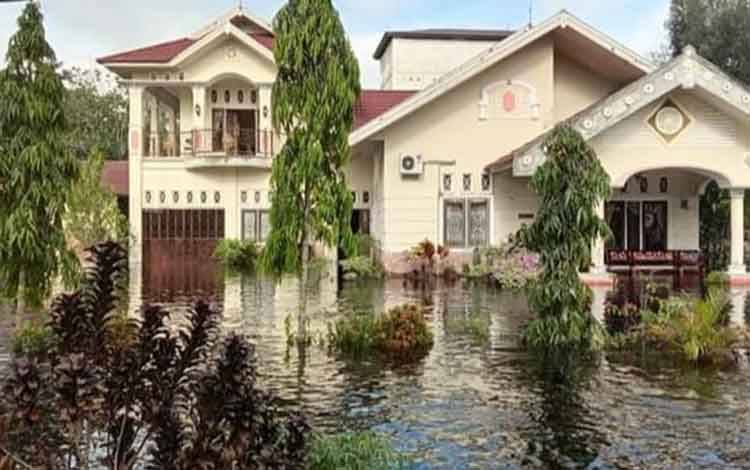 Rumah pribadi Wakil Bupati Katingan Sunardi Litang juga turut kebanjiran.