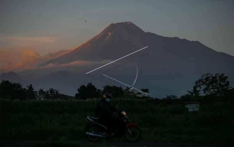 Gunung Merapi Mengalami 239 Kali Gempa Guguran