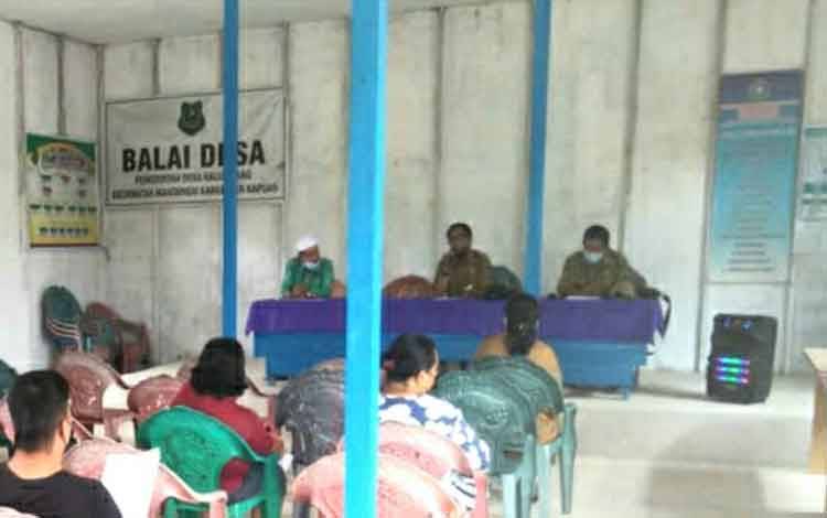 Pemerintah Kecamatan Mantangai saat melakukan pertemuan dengan pemilik sarang burung walet.