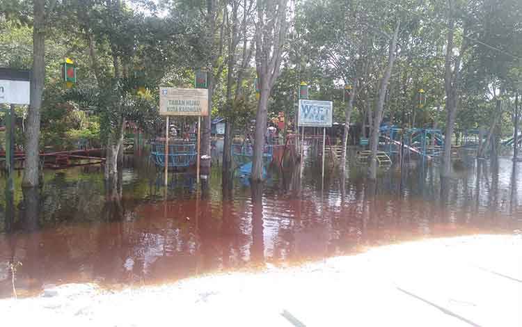 Taman Hijau Kasongan depan Kantor Bupati Katingan terendam banjir
