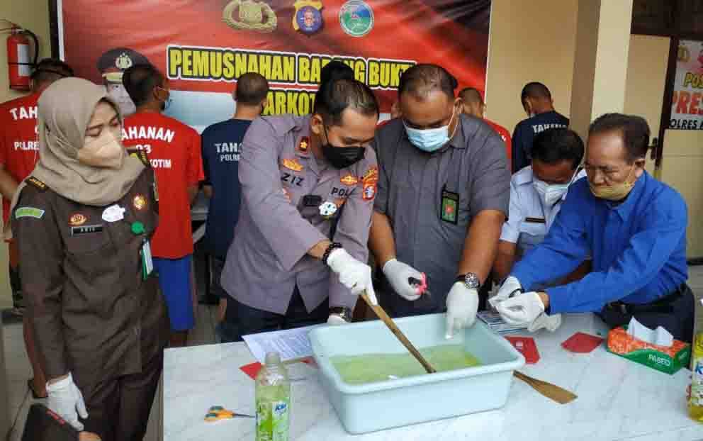 Polres Kotim Musnahkan Sabu dari 5 Tersangka