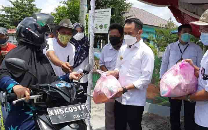 Wali Kota Palangka Raya Bagikan Sembako untuk Pelaku Usaha Terdampak Covid-19