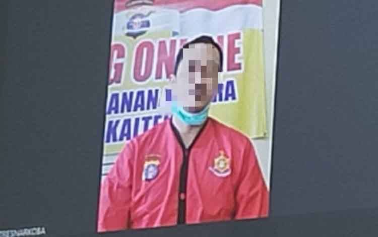 Terdakwa saat menjalani sidang pemeriksaan di Pengadilan Negeri Palangka Raya
