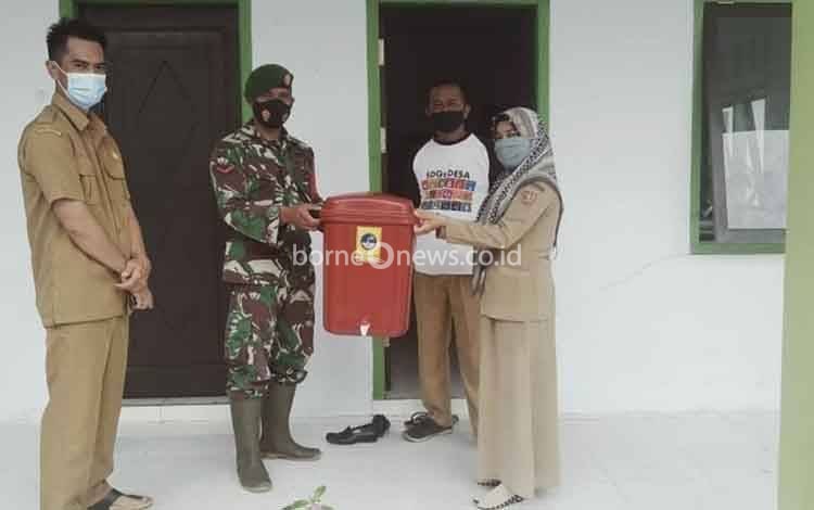 Bagikan Tempat Cuci Tangan, Babinsa Kubu Ajak Masyarakat Disiplin Prokes