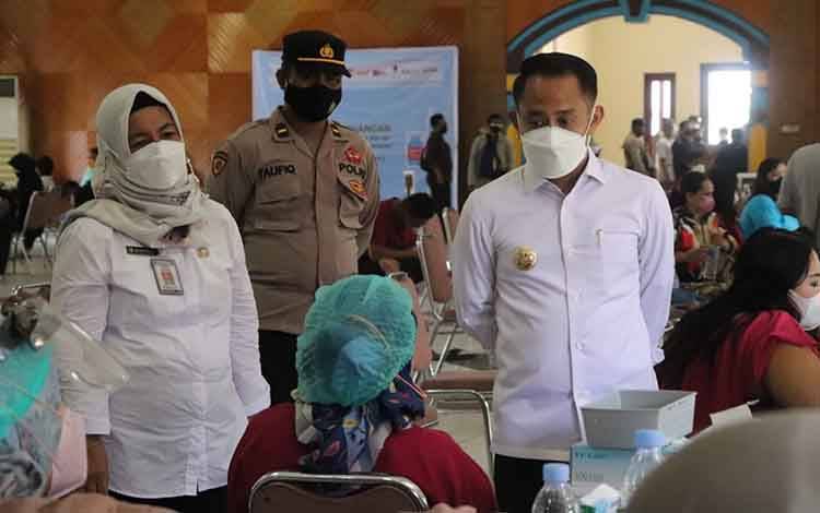 Wali Kota Palangka Raya Apresiasi Suksesnya Vaksinasi Massal Sektor Jasa Keuangan
