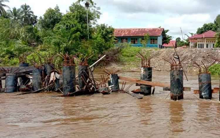 8 Tiang Jembatan Hilang Diseruduk Tongkang Anand 5