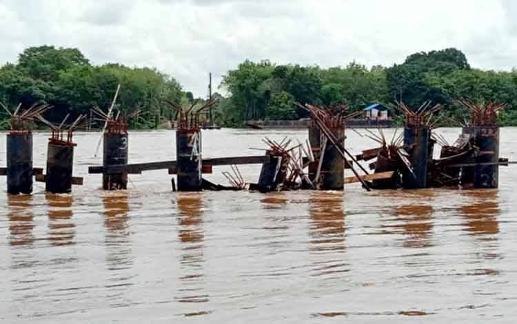 Ada 3 Kali Tongkang Tabrak Tiang dan Fender Jembatan Sikan - Tumpung Laung