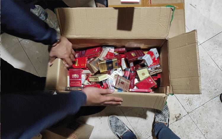 Ilustrasi - Contoh rokok ilegal yang diamankan petugas Direktorat Jenderal Bea dan Cukai (DJBC) bersama TNI (ANTARA/HO-Humas Bea Cukai)