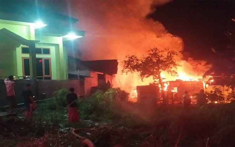 Satu Rumah Warga Pangkalan Bun dan 2 Motor Habis Terbakar