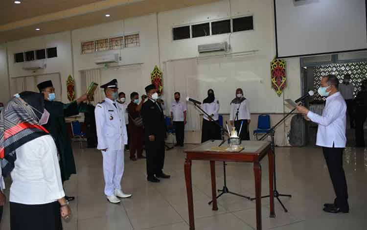 Suasana saat pelantikan Lurah Palingkau Baru di Aula Kantor Bappeda Kabupaten Kapuas.