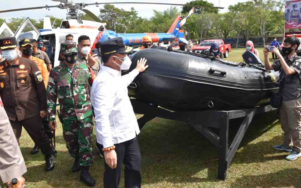 Gubernur Kalteng, Sugianto Sabran sedang mengecek prasarana penanganan darurat bencana banjir yang akan dikirim ke Kabupaten Katingan