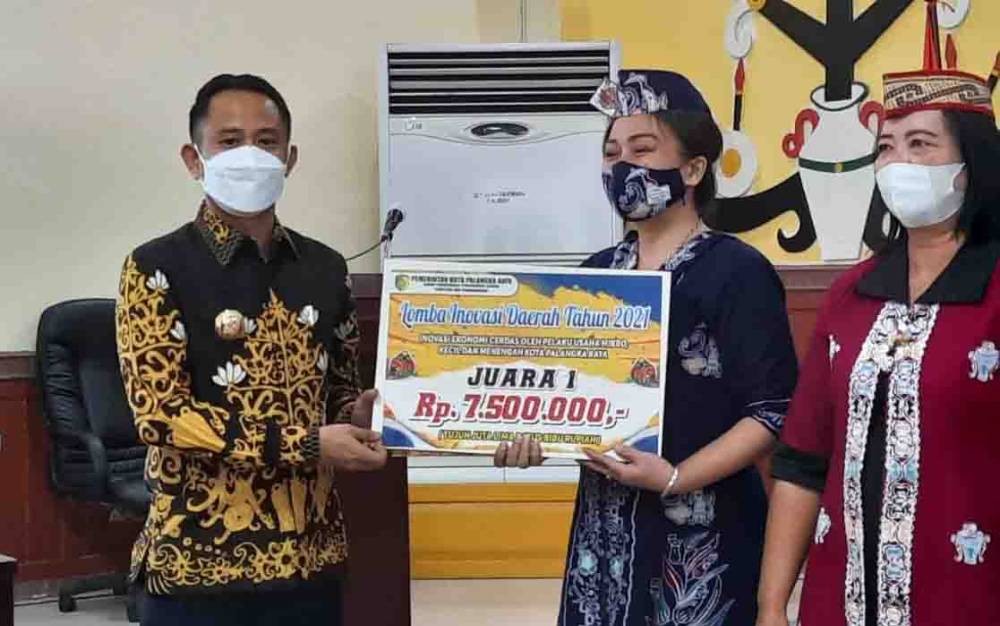 Wali Kota Palangka Raya Serahkan Hadiah Pemenang Lomba Inovasi Daerah