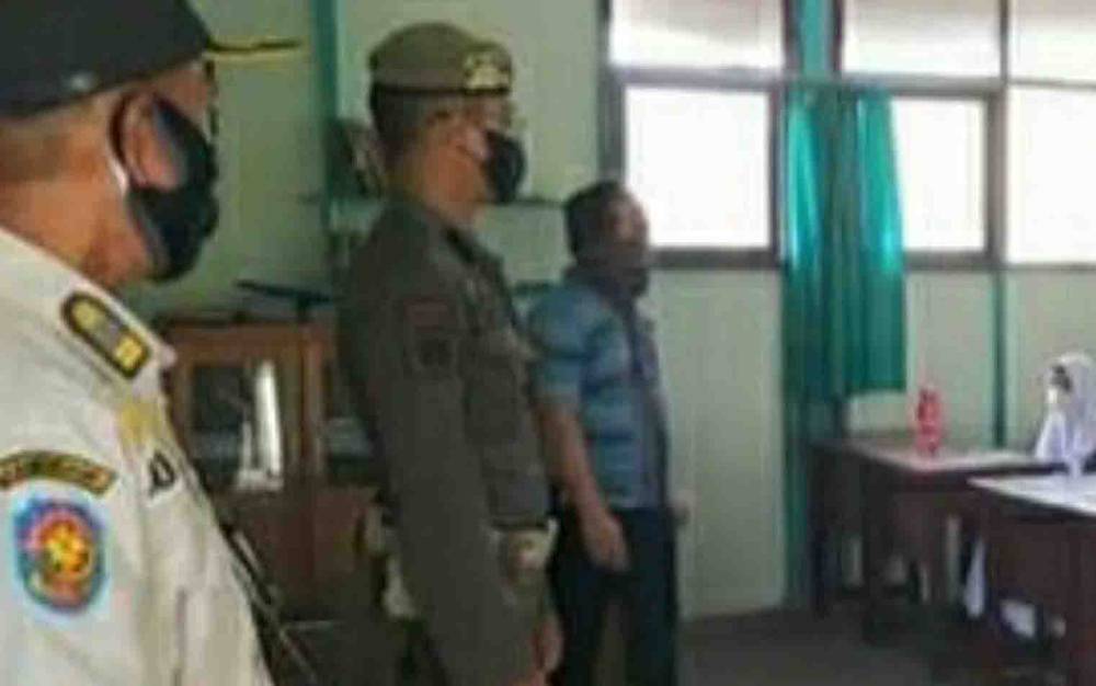 Personel Satpol PP dan Damkar Kapuas Cek Prokes Pelaksanaan PTMT di Sekolah