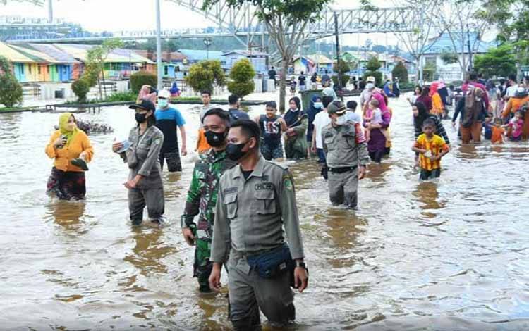 Tim Yustisi Barito Utara Imbau Warga Tak Jadikan Banjir Sebagai Wahana Pemandian dan Bermain