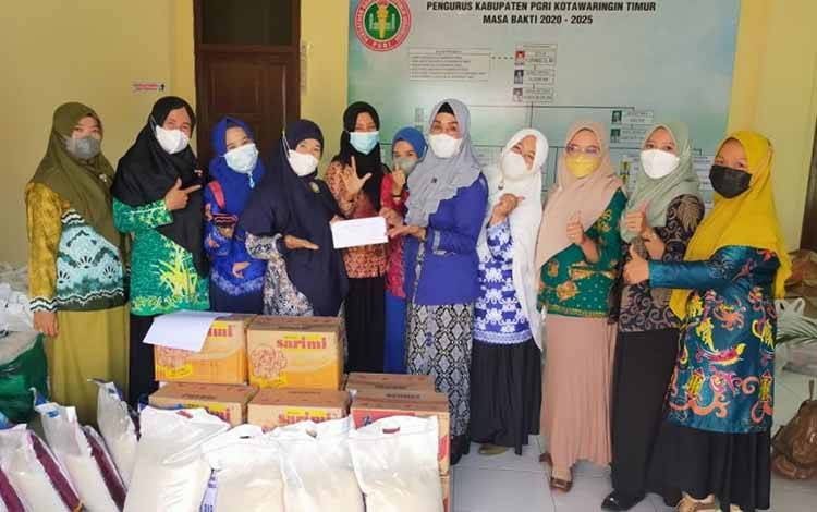 BPK PGRI Kotim Sisihkan Rejeki untuk Peduli Korban Banjir