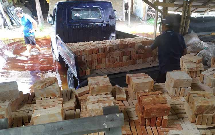 Salah seorang warga membeli bata merah di kawasan Pelalangan Sampit