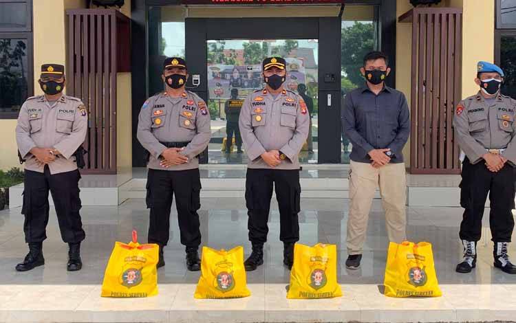 Polres Seruyan Bakti Sosial Sambangi Warga Terdampak Covid-19