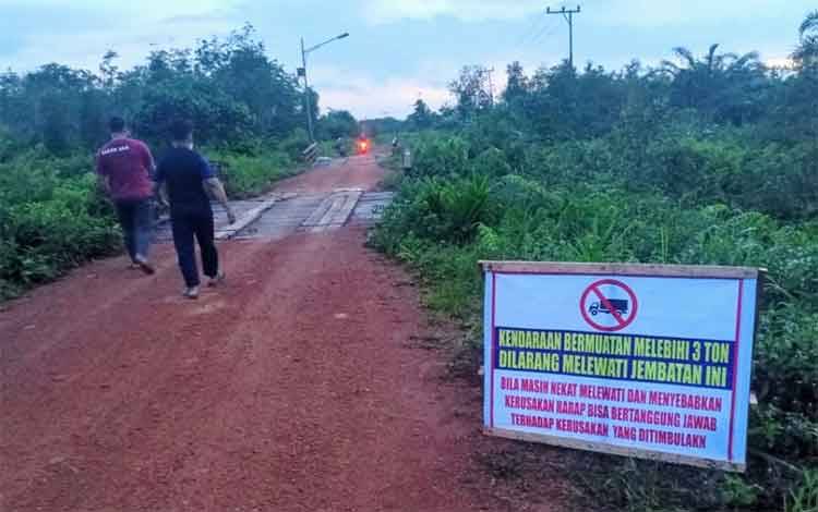 Jembatan trans kandan dipasang papan peringatan larangan melintas bagi kendaraan bermuatan berat.