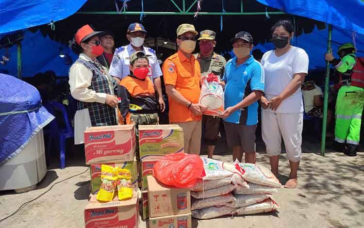 Bupati Katingan Serahkan Bantuan Sembako untuk Warga Terdampak Banjir Wilayah Tasik Payawan