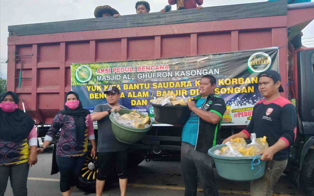 Pengurus Masjid Al Ghufron Kasongan Terus Salurkan Bantuan kepada Warga Korban Banjir
