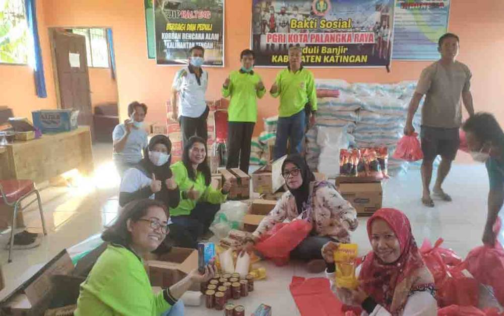 PGRI Palangka Raya dan JIB Kalteng Sumbang 450 Paket Sembako untuk Korban Banjir Katingan
