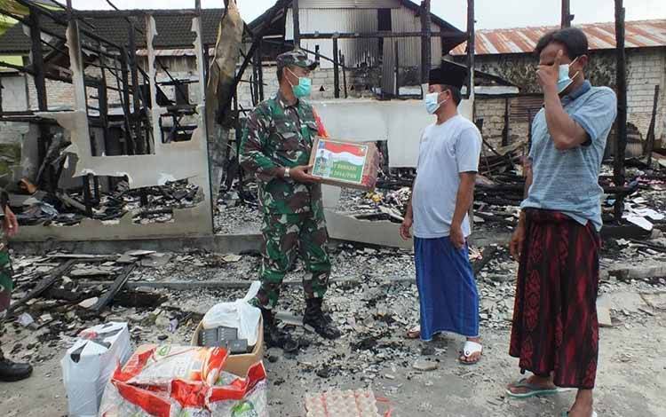Kodim Pangkalan Bun Serahkan Bantuan kepada Korban Kebakaran
