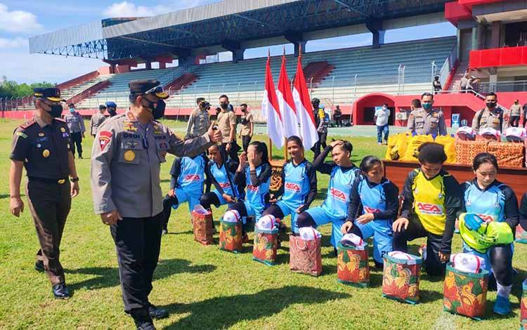 Kapolda Kalteng Sumbang Pakaian Olahraga Atlet Voli dan Sepak Bola Putri