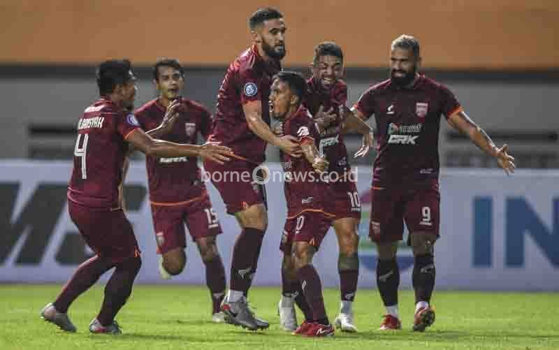 Arsip foto - Pesepak bola Borneo FC M Sihran H Amrullah (tengah) bersama rekannya melakukan selebrasi usai mencetak gol ke gawang Persebaya Surabaya dalam lanjutan Liga 1 2021-2022 di Stadion Wibawa Mukti, Cikarang, Jawa Barat, Sabtu (4/9/2021). (foto : ANTARA FOTO/M Risyal Hidayat)