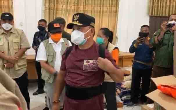 Gubernur Kalteng, H Sugianto Sabran saat mengecek gudang logistik bantuan banjir di Kabupaten Katingan, Sabtu, 11 September 2021.