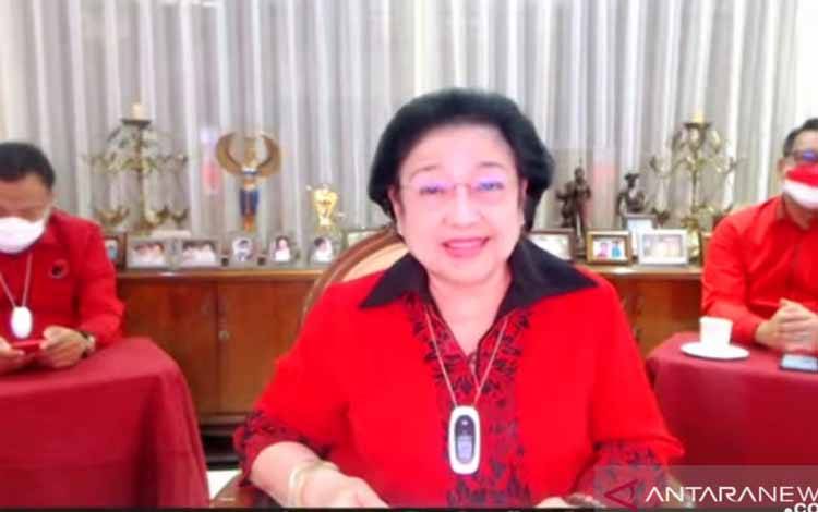 Ketua Umum DPP PDI Perjuangan Megawati Soekarnoputri saat membuka Sekolah Partai pendidikan untuk Kader Madya DPP PDIP secara virtual yang digelar di gedung Sekolah Partai PDIP di Jalan Lenteng Agung, Jakarta Selatan, Jumat (10/9/2021)
