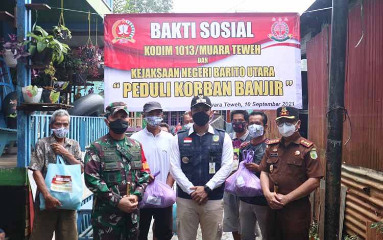Dandim Muara Teweh dan Kajari Barito Utara Bagikan Paket Sembako kepada Korban Banjir