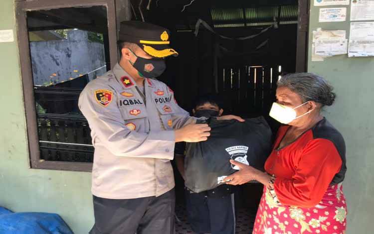 Polres Kapuas Rutin Bagikan Paket Sembako untuk Bantu Warga