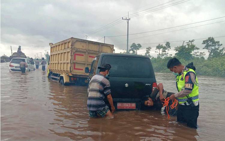 Warga Diimbau Tidak Melintas di Penda Barania Karena Banjir Kian Tinggi