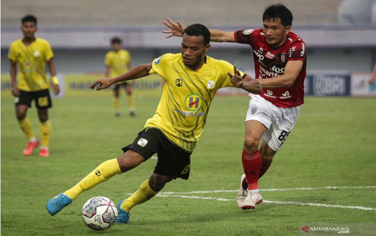 Pesepak bola Barito Putera Chris Rumbiak (kiri) berebut bola dengan pemain Bali United Michael Orah (kanan) pada lanjutan Liga 1 2021-2022 di Stadion Indomilk Arena, Tangerang, Banten, Sabtu (11/9/2021). . ANTARA FOTO/Fauzan/foc. (ANTARA FOTO/FAUZAN)