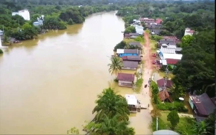 Distribusikan Beras Cadangan untuk Korban Banjir