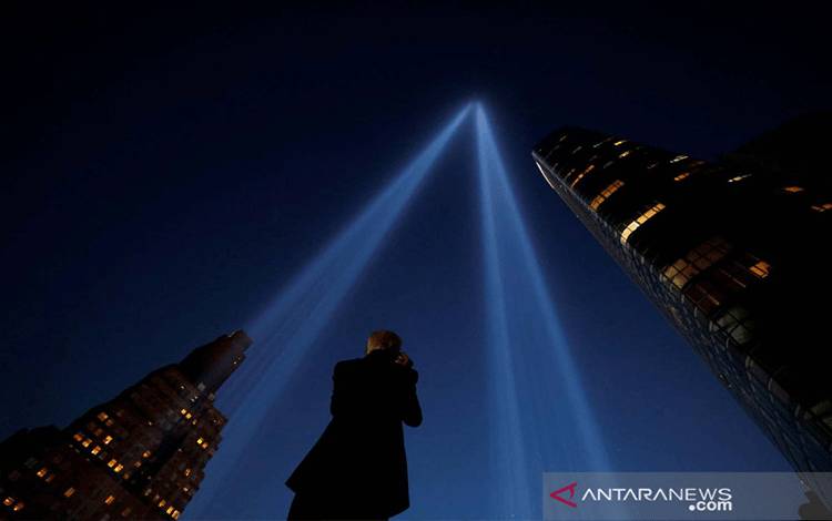 Warga memotret instalasi seni Tribute in Light pada peringatan 20 tahun peristiwa serangan 11 September di New York, AS (11/9/2021). ANTARA FOTO/REUTERS/Carlos Barria/aww.