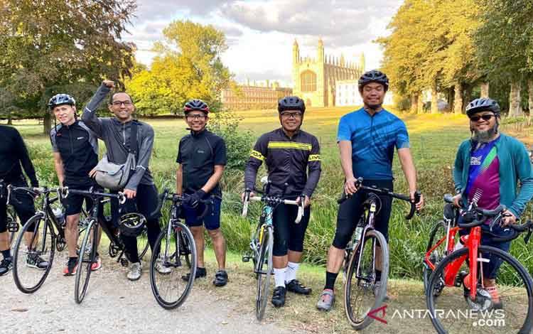 Warga negara Indonesia (WNI) di Inggris menggalang dana untuk warga yang terkena dampak pandemi COVID-19 di Indonesia melalui kegiatan bersepeda Ride for Indonesia, London, Sabtu (11/9/2021). (ANTARA/Ride for Indonesia)