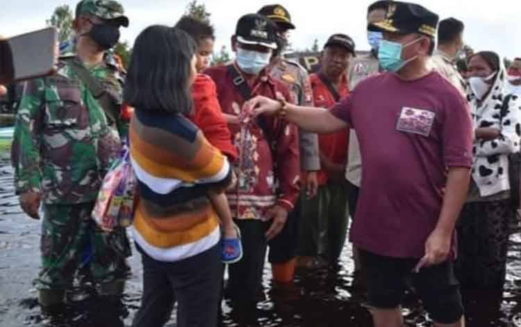 Personel dan Relawan Bantu Penanganan Banjir Diimbau Tetap Disiplin Prokes