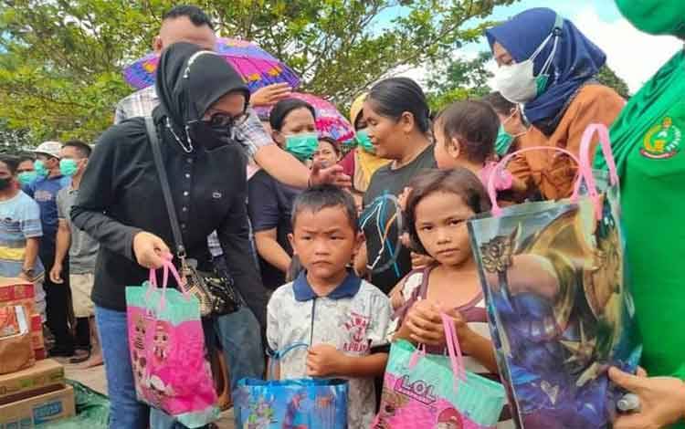 Ketua TP-PKK Kalteng Beri Semangat Masyarakat Terdampak Banjir