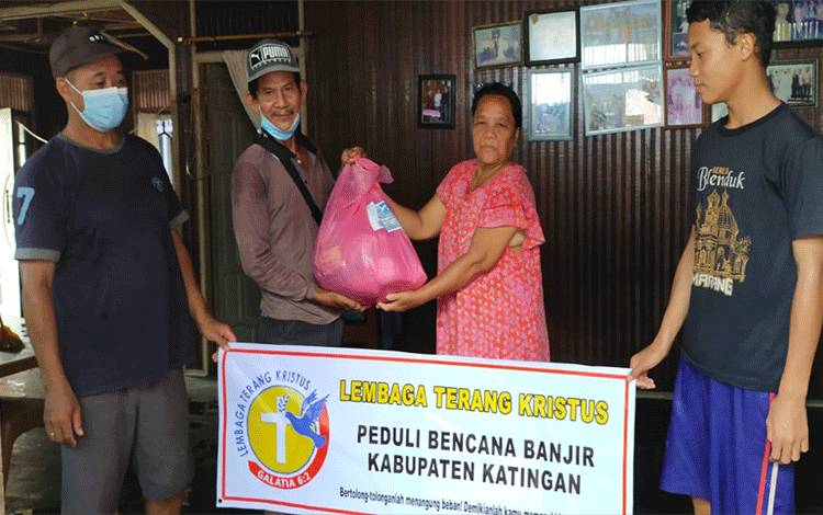 Lembaga Terang Kristus Palangka Raya Bantu Korban Banjir Katingan