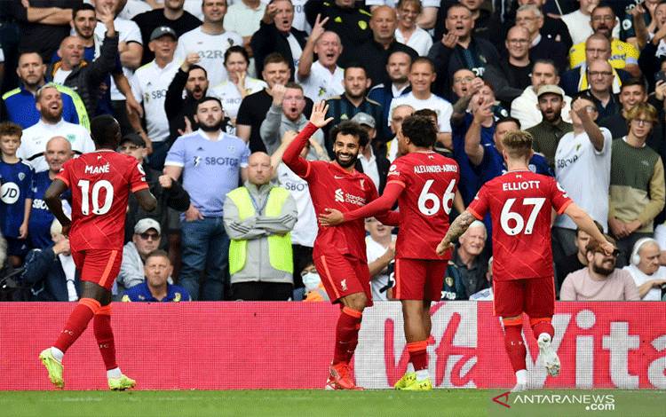 Mohamed Salah (kedua kiri) melakukan selebrasi dengan rekan setimnya usai cetak gol untuk Liverpool dalam pertandingan Liga Premier Inggris lawan Leeds United di Elland Road, Leeds, Inggris pada 12 September 2021. ANTARA/REUTERS/PETER POWELL