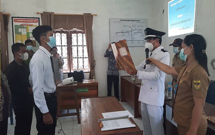 Kades Dahian Tambuk Pendi melantik Lepri Riadi sebagai Kaur Umum dan Perencanaan, di kantor desa setempat, Senin 13 September 2021.?