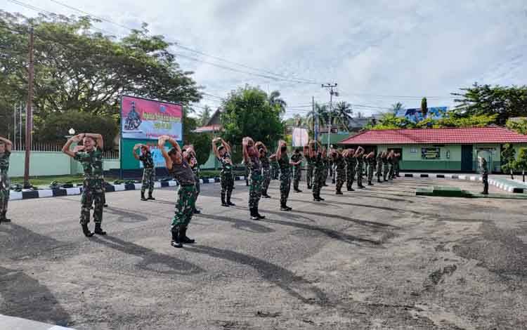 Prajurit Kodim 1013 Muara Teweh Jaga Kebugaran Sebelum Beraktivitas