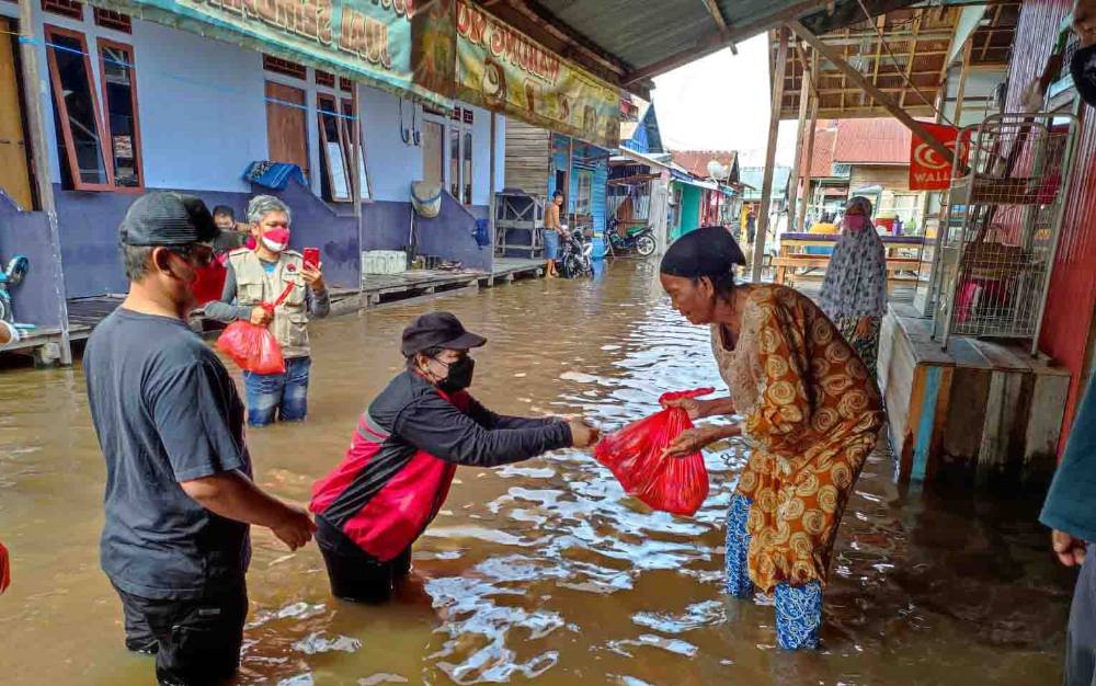 PDIP Salurkan Bantuan untuk Warga Terdampak Banjir di Palangka Raya