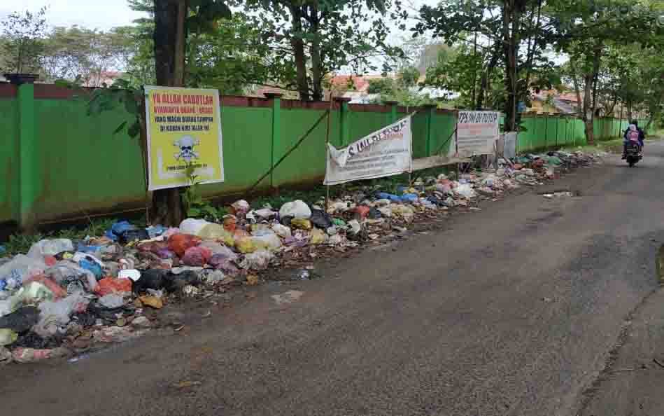 Spanduk Didoakan Dicabut Nyawa Tidak Buat Takut Pembuang Sampah Sembarangan