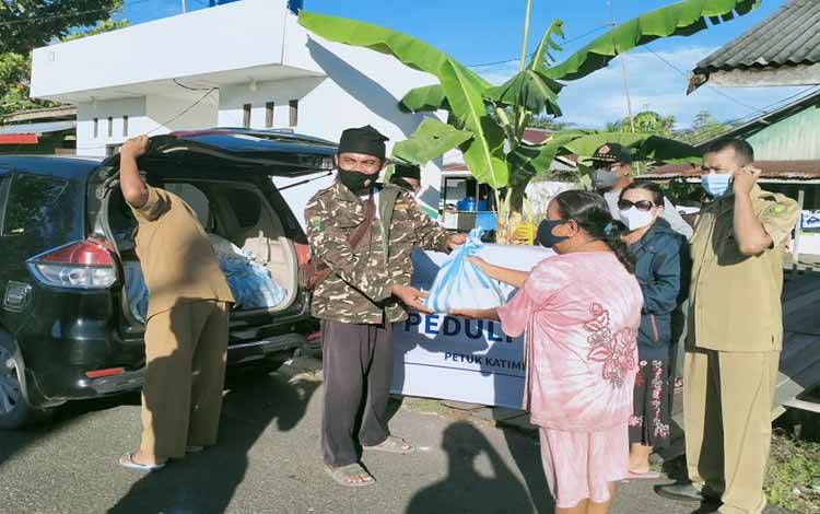 IGI dan GP Ansor Palangka Raya Bagi 50 Paket kepada Korban Banjir Petuk Katimpun