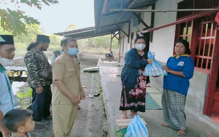 IGI Palangka Raya Juga Berbagi Rejeki kepada Janda Pencari Cacing
